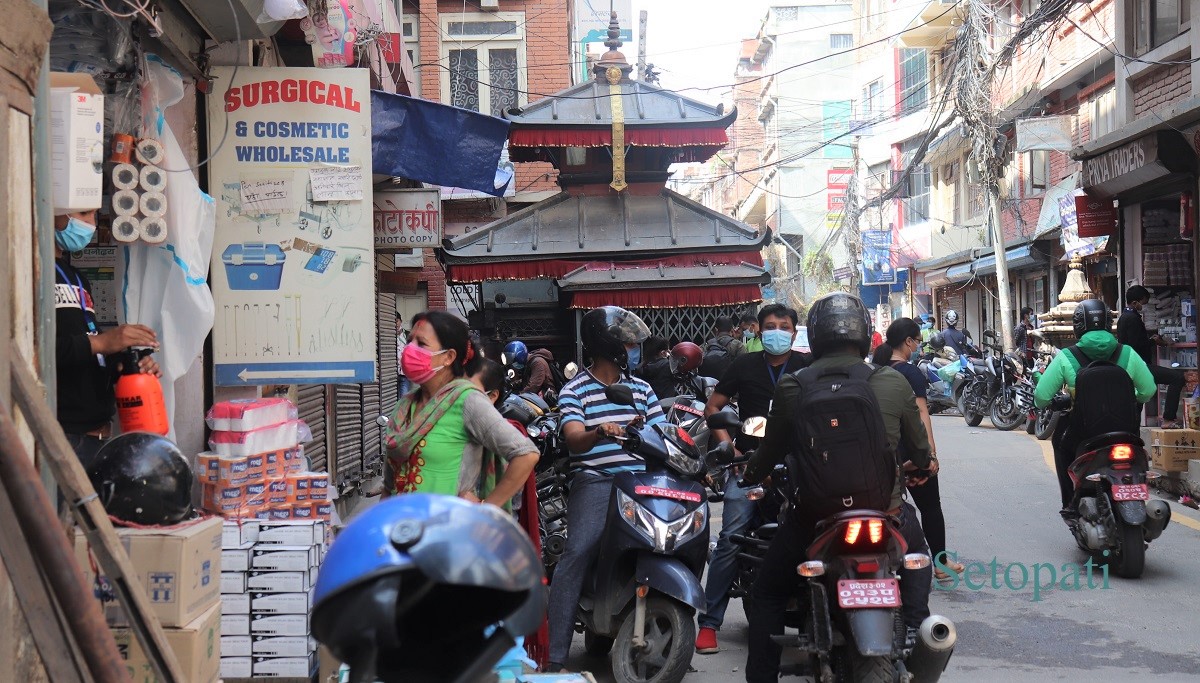 क्षेत्रपाटीमा औषधिजन्य सामग्री किन्न आएका ग्राहकहरू। तस्बिरः निर्मला घिमिरे/सेतोपाटी